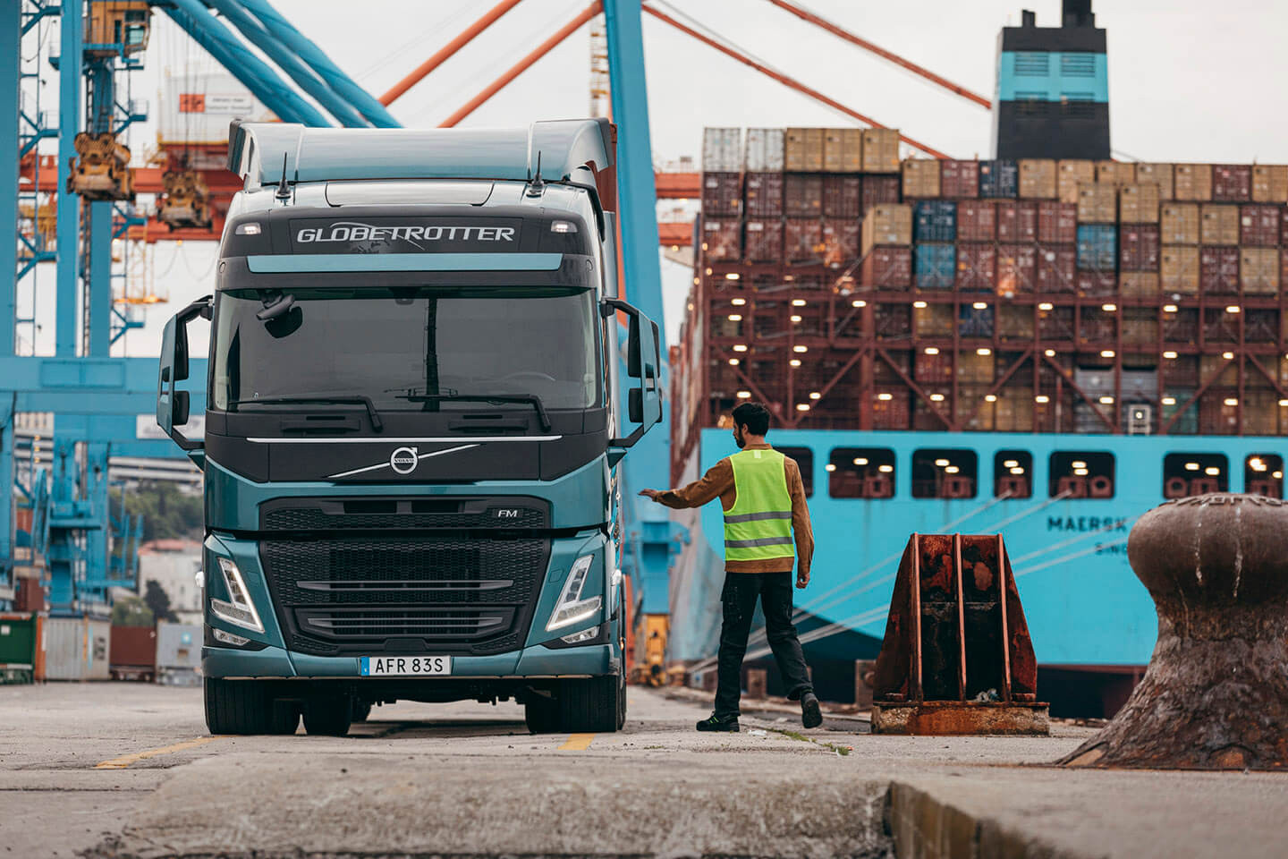 Volvo Fm bei der Containerverladung